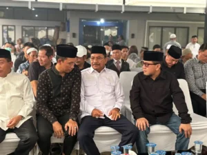 H. Muhammad Zain bersama keluarga mengantarkan jenazah mantan Bupati Barito Utara