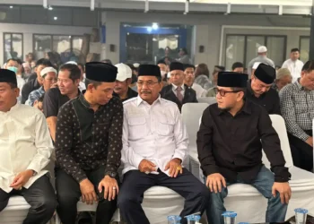 H H. Muhammad Zain sedang berbincang dengan H. Supian HK, Ketua DPRD Provinsi Kalsel