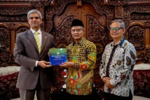 Duta Besar Kuwait H.E. Khalid Jassim Alyassin dan Ketua Umum PP Muhammadiyah Haedar Nashir