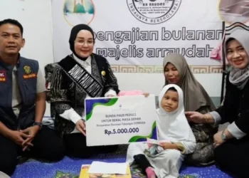 Wali Kota Banjarmasin dan Bunda PAUD Santuni Anak Guru Honorer yang Meninggal Korban Asap Karhutla