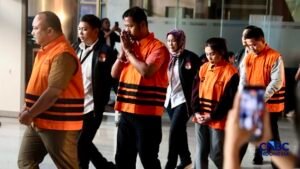 5 tersangka dugaan korupsi di BNPB keluar gedung KPK