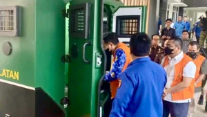 Tiga tersangka dugaan korupsi di BKSDA digiring ke mobil tahanan