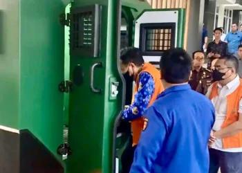 Tiga tersangka dugaan korupsi di BKSDA digiring ke mobil tahanan